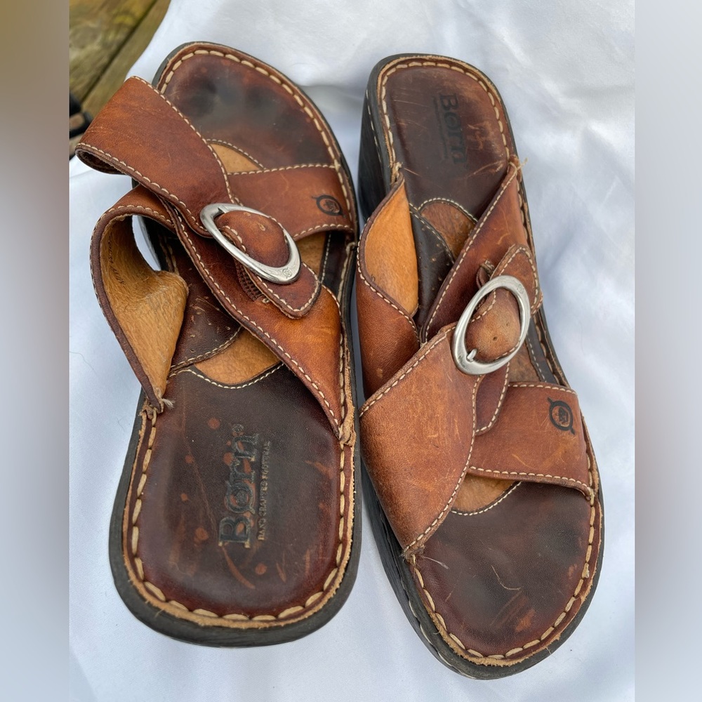 Womens FREE 39 (8 1/2 ) BORN mule wedge shoes